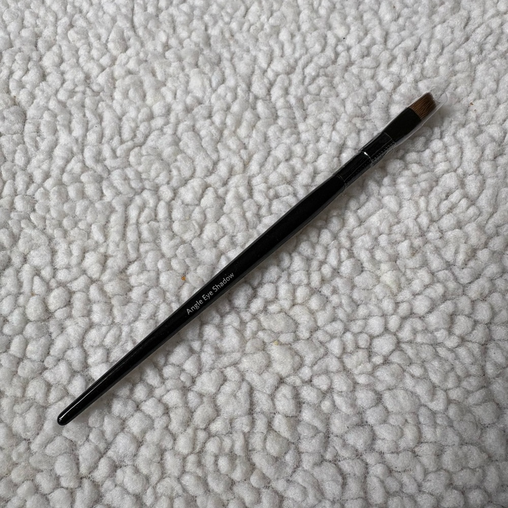 Bobbi Brown Angle Eye Shadow Brush - Picture 3 of 7